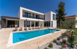 ein Haus mit einem Swimmingpool davor in der Unterkunft Villa Gloria in Frata