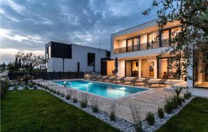 ein Haus mit einem Swimmingpool im Hof in der Unterkunft Villa Gloria in Frata