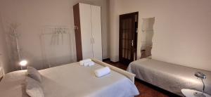 une chambre avec deux lits avec des serviettes dessus dans l'établissement Villa Gaudi, à Cornegliano Laudense