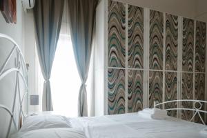 En eller flere senge i et værelse på Home Luca