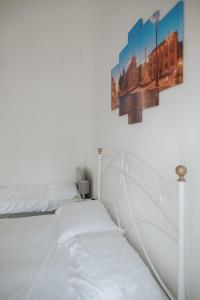 En eller flere senge i et værelse på Home Luca + 5 billeder