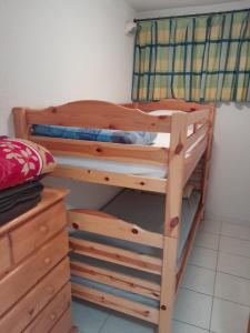 Posteľ alebo postele v izbe v ubytovaní SAVINES LE LAC APPARTEMENT VUE SUR LE LAC