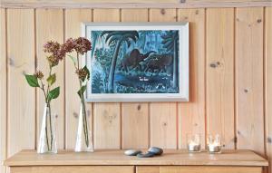 un dipinto su una parete con due vasi su un tavolo di Søndervig Ferieby a Nørby