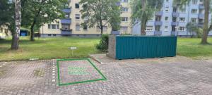 a sign on the ground in front of a building at Tolle Wohnung im Industrial Style mit Parkplatz in Aschaffenburg