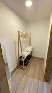 科伊艾科Cabañas Entre Sauces的一间位于客房角落的带一张床的房间