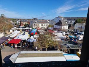 an overhead view of a market in a town at Glaz - appart-sympa - T1 bis en plein centre de Plœmeur in Ploemeur