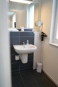 uma casa de banho com um lavatório e um espelho em Hotel Go2Bed Weil am Rhein - Basel em Weil am Rhein