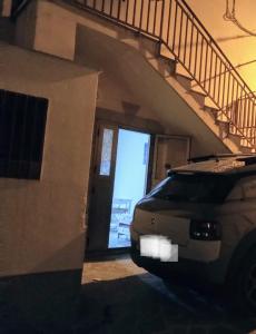 un coche aparcado en un garaje junto a una escalera en Appartamento del Moro, en Agrigento 5 fotos más