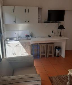 Kuchyň nebo kuchyňský kout v ubytování Voëlklip garden flat