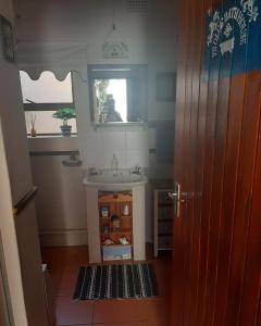 Kuchyň nebo kuchyňský kout v ubytování Voëlklip garden flat