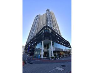 a tall building in front of a street at 北欧ING风格豪华日出海景套房 Nordic ING Luxury Seaview Suite in Tanjong Tokong