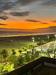 vistas a la playa al atardecer desde el balcón de un complejo en Guilhermina - Frente pro Mar!, en Praia Grande 19 fotos más