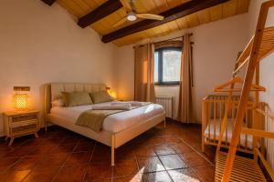 Ένα ή περισσότερα κρεβάτια σε δωμάτιο στο MASIA PUIG PIQUÉ - Piscina, jardín, porcho, BBQ, WIFI - 20 PERSONAS +49 φωτογραφίες