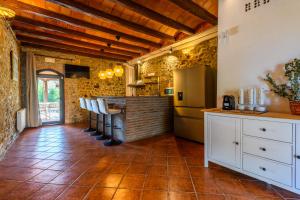Η κουζίνα ή μικρή κουζίνα στο MASIA PUIG PIQUÉ - Piscina, jardín, porcho, BBQ, WIFI - 20 PERSONAS