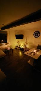 IgRiverside Guesthouse的客厅里有座钟和一棵圣诞树