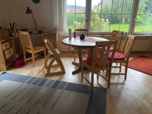 a dining room with a table and chairs in a room at Rollstuhlgerechter Ferienbungalow in ruhiger Lage in Bad Harzburg +6 photos