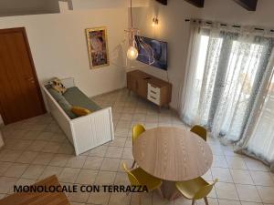 una sala de estar con una mesa y un sofá en Appartamenti Sofia a Marina di Cecina 100m dal mare, en Marina di Cecina 20 fotos más