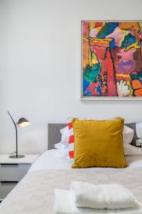 Ένα ή περισσότερα κρεβάτια σε δωμάτιο στο Stylish 3 bedrooms apartment 20 mins to Central London with Balcony - Open for Long Stays and Families Relocating