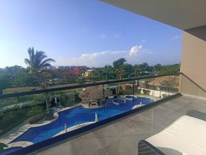a room with a view of a swimming pool at Acapulco Diamante Departamento Olimpya in Acapulco