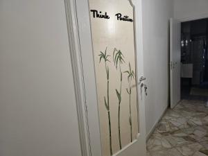 ブリンディジにあるGood vibes Houseの竹壁の扉