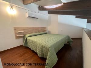 Un dormitorio pequeño con una cama en una habitación. en Appartamenti Sofia a Marina di Cecina 100m dal mare, en Marina di Cecina