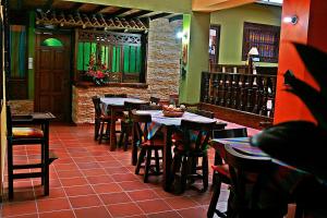 Un restaurante u otro lugar para comer en Hotel Los Geranios