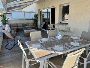 Posezení v ubytování joli T4 centre ville Porticcio + 5 fotografií