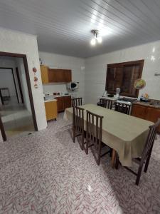 インベーにあるCasa de Praiaの部屋にテーブルと椅子のあるキッチン