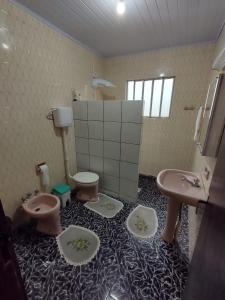 インベーにあるCasa de Praiaの洗面台2つとトイレ2つを備えたバスルーム