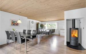 Ruang duduk di Gorgeous Home In Ulfborg With Sauna