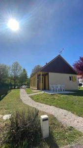 a small building with two white tables in front of it at Cottage 12B jusque 4 pers Bulle Der Lac du der in Giffaumont +15 photos
