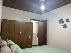 a bedroom with a bed and a ceiling fan at Casa toda Equipada 900 metros da Lagoa, próxima as praias in São Pedro da Aldeia