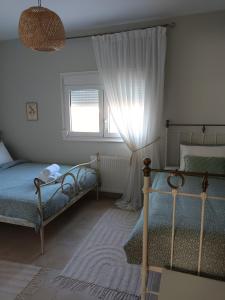 Ένα ή περισσότερα κρεβάτια σε δωμάτιο στο Vintage Garden House