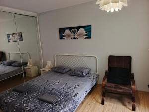 Ένα ή περισσότερα κρεβάτια σε δωμάτιο στο Przytulny Apartament w Śródmieściu
