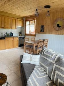 Kuchyň nebo kuchyňský kout v ubytování Appartement cosy dans chalet typique Région Diablerets Glacier 3000
