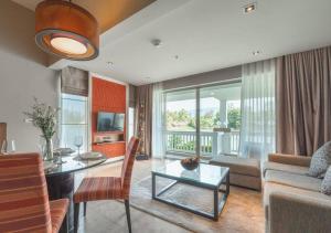 TV a/nebo společenská místnost v ubytování Family Suite in Angsana Laguna Resort Hotel - Private Unit