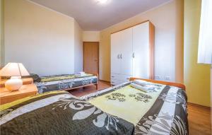 Postel nebo postele na pokoji v ubytování Four-Bedroom Holiday Home In Bregi