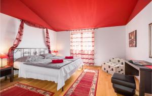 una camera con letto e soffitto rosso di Four-Bedroom Holiday Home In Golubovo a Mednjan