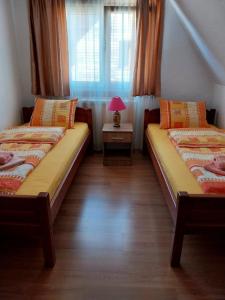 Postel nebo postele na pokoji v ubytování Rent a rooms - "Laki"