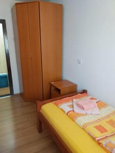 Postel nebo postele na pokoji v ubytování Rent a rooms - "Laki"