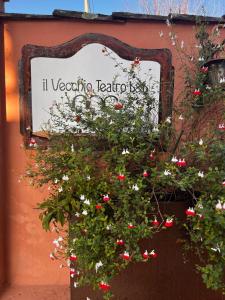 Taman di luar Il Vecchio Teatro