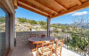 un patio avec une table et des chaises sur un balcon dans l'établissement 1 Bedroom Cozy Apartment In Kneze, à Pupnat 18 autres photos