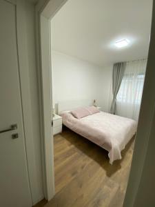 una camera da letto bianca con un letto e una finestra di FGB Lodi a Lodi