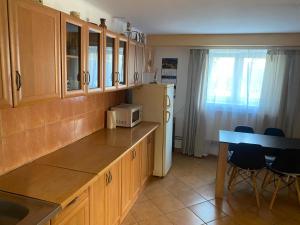 Kuchyňa alebo kuchynka v ubytovaní Apartament na Ustrzyckiej + 13 fotografií