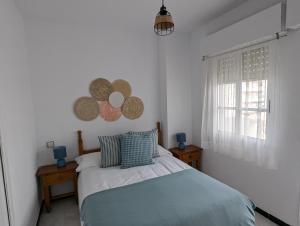 Un pat sau paturi într-o cameră la El Balcón de Matalascañas - Apartamento Junto al Mar