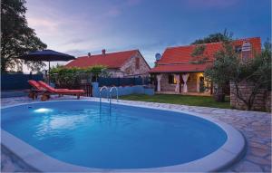 Bazén v ubytování Three-Bedroom Holiday Home In Oklaj nebo v jeho okolí