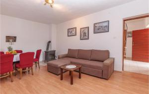 Posezení v ubytování Three-Bedroom Holiday Home In Oklaj