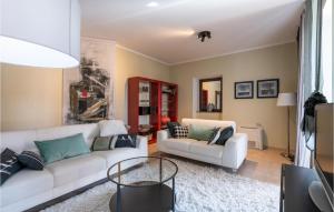 Ein Sitzbereich in der Unterkunft Awesome Home In Sumber