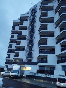 シェリンバルにあるAdy s vision luxury apartmentの前に車が駐車されている高い建物