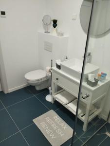 シェリンバルにあるAdy s vision luxury apartmentのトイレ、洗面台、鏡のあるバスルーム +43枚の写真